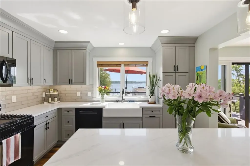 1124 Narragansett Boulevard Cranston RI 02905