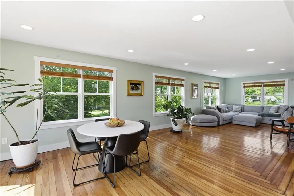 1124 Narragansett Boulevard Cranston RI 02905