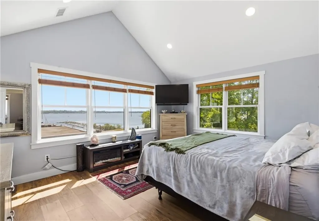 1124 Narragansett Boulevard Cranston RI 02905