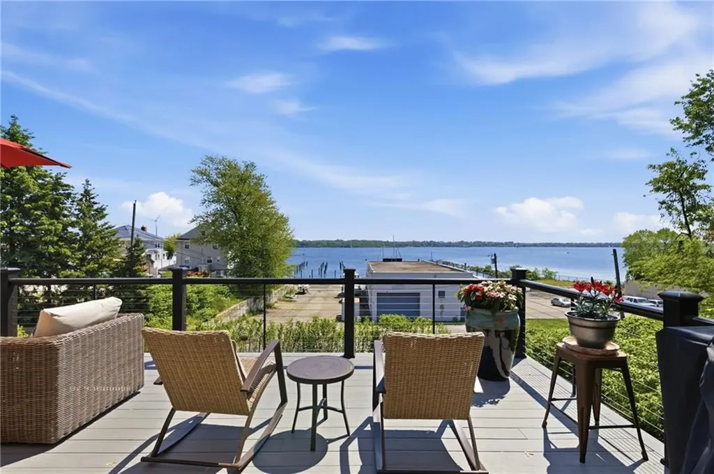 1124 Narragansett Boulevard Cranston RI 02905