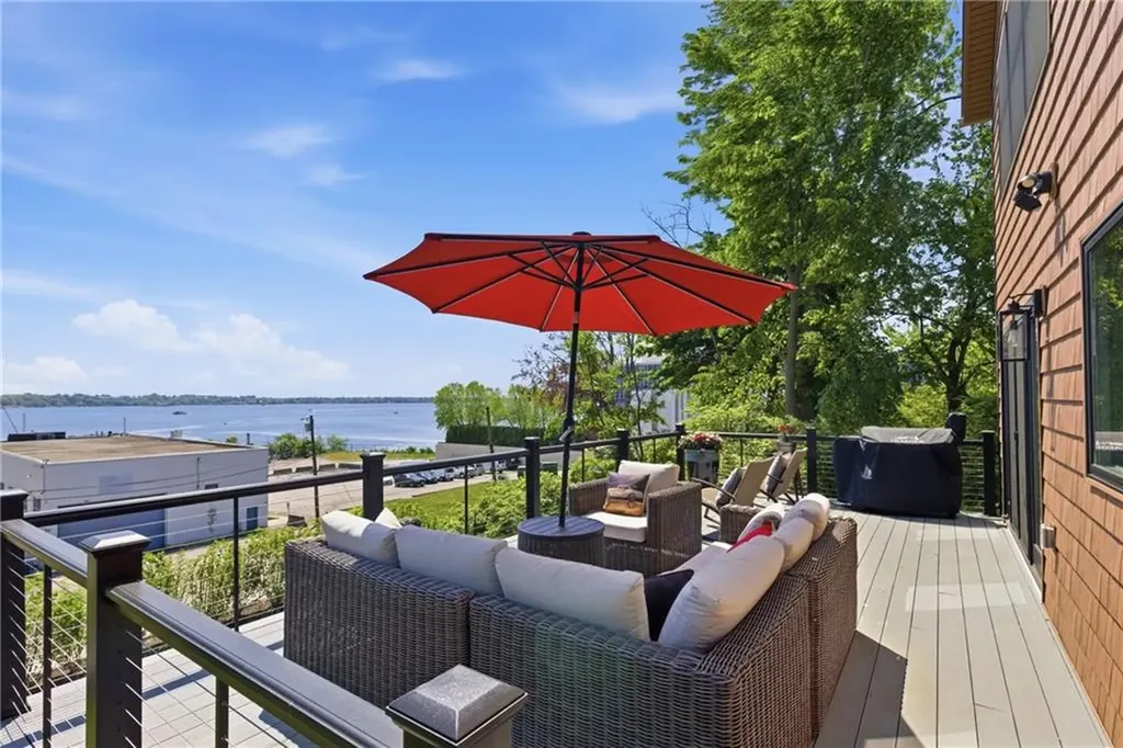 1124 Narragansett Boulevard Cranston RI 02905