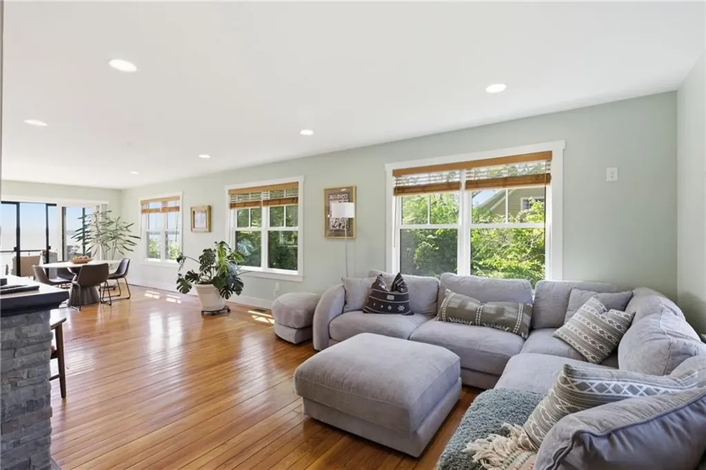1124 Narragansett Boulevard Cranston RI 02905