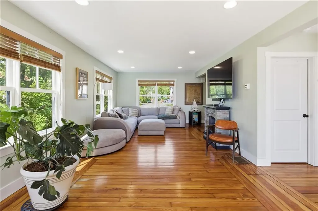 1124 Narragansett Boulevard Cranston RI 02905