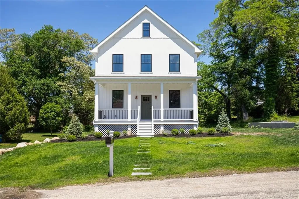 22 Farnsworth Avenue Tiverton RI 02878