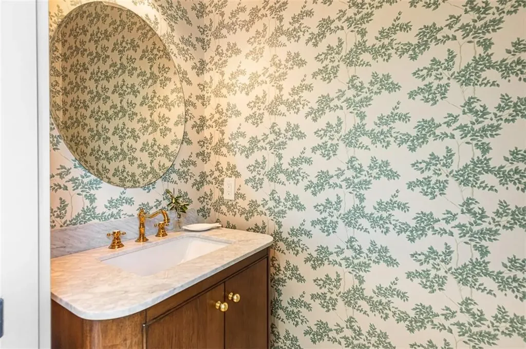 22 Farnsworth Avenue Tiverton RI 02878