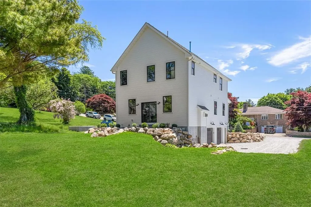 22 Farnsworth Avenue Tiverton RI 02878