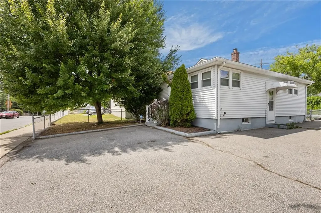 514 Robinson Street Woonsocket RI 02895