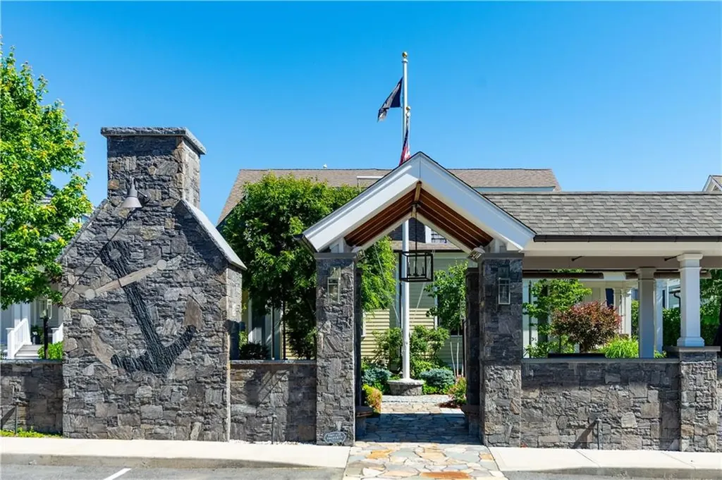 15 Castle Street East Greenwich RI 02818