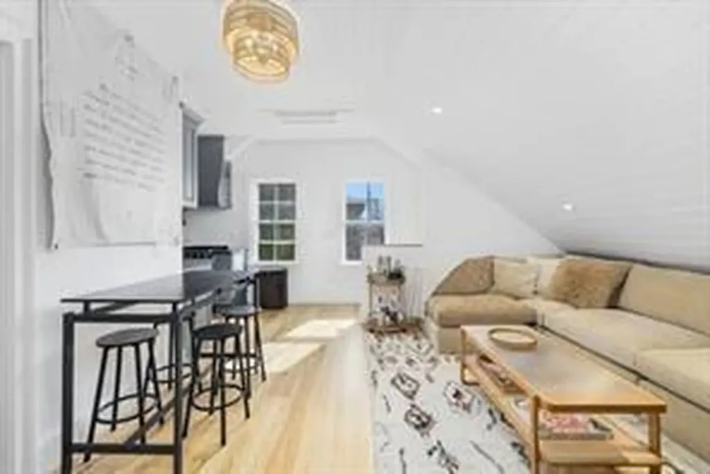 17 Willow Street Newport RI 02840