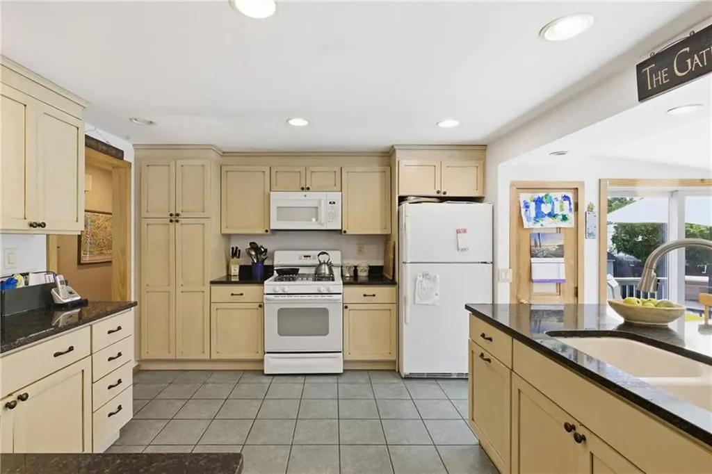 550 Algonquin Drive Warwick RI 02888
