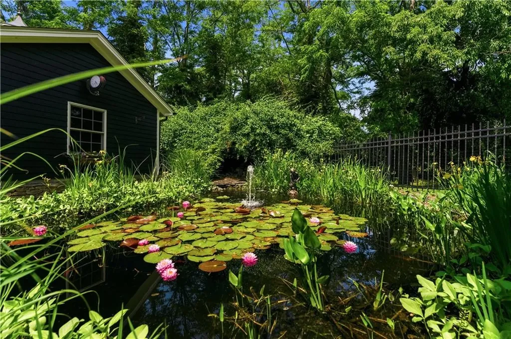 198 Poppasquash Road Bristol RI 02809