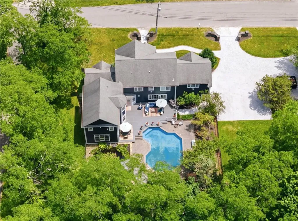 198 Poppasquash Road Bristol RI 02809
