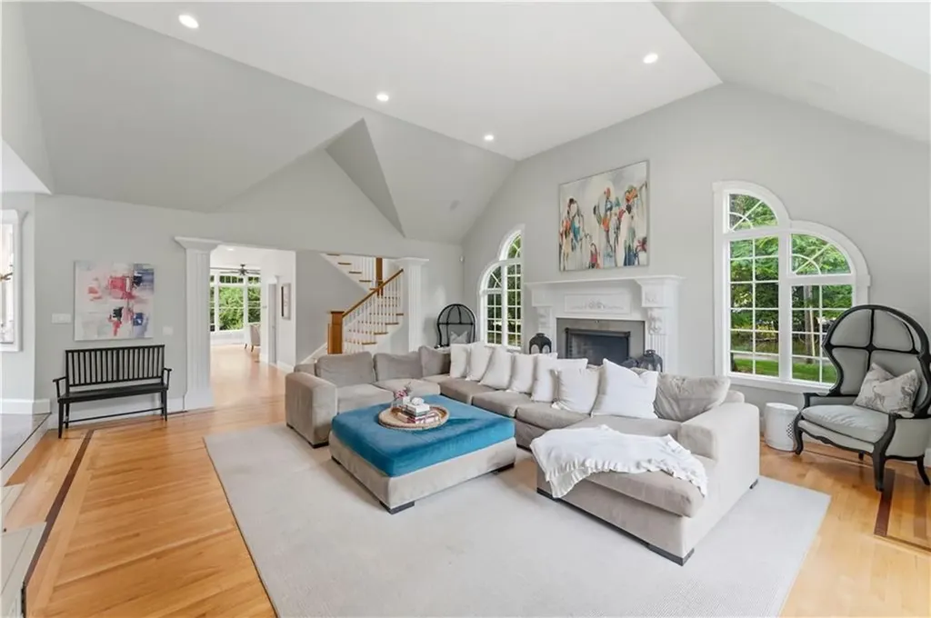 198 Poppasquash Road Bristol RI 02809