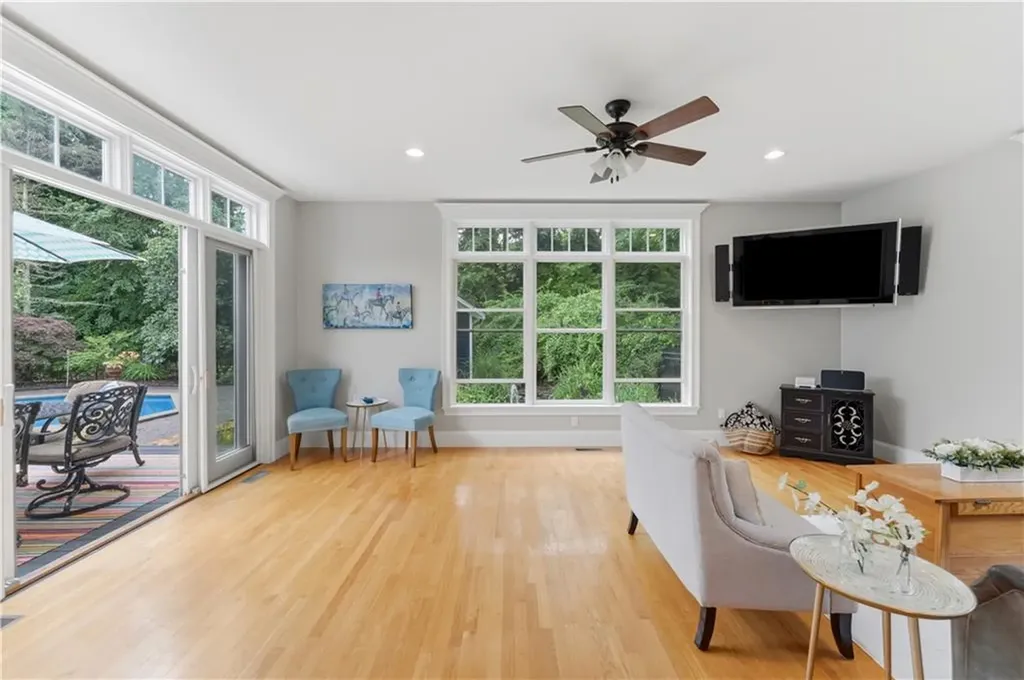198 Poppasquash Road Bristol RI 02809