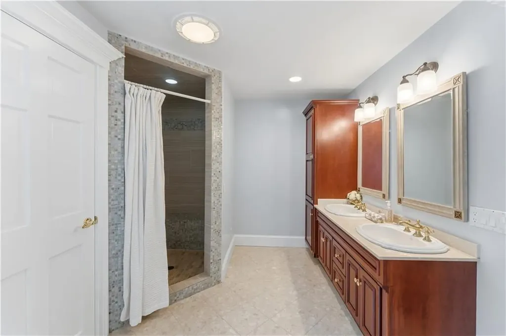 198 Poppasquash Road Bristol RI 02809