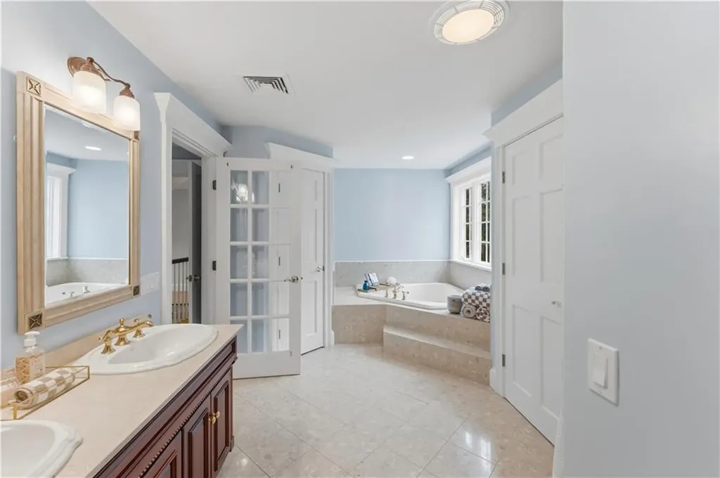 198 Poppasquash Road Bristol RI 02809