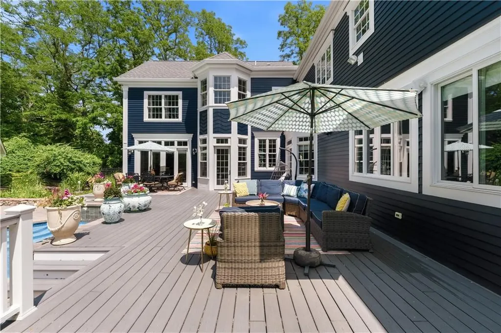 198 Poppasquash Road Bristol RI 02809