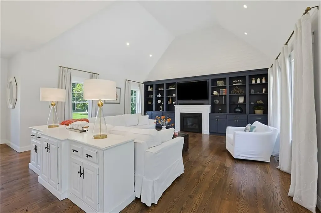 61 Martin Avenue Barrington RI 02806
