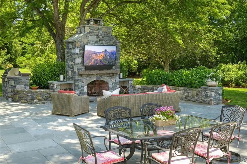 9 Stone Tower Lane Barrington RI 02806