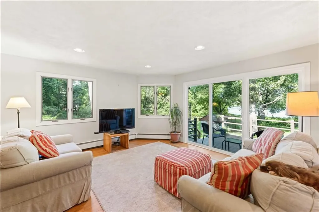 52 Wildwood Avenue East Providence RI 02916