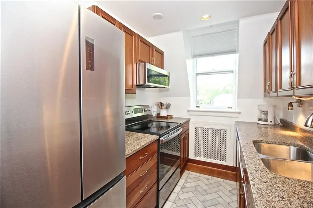 1 Oakwood Terrace Newport RI 02840