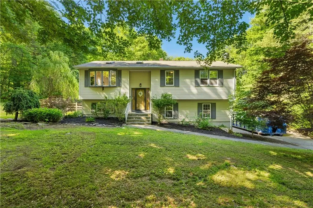 233 Old Oxford Road North Smithfield RI 02896