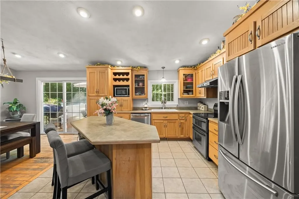 233 Old Oxford Road North Smithfield RI 02896