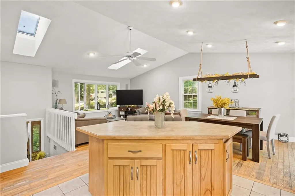 233 Old Oxford Road North Smithfield RI 02896
