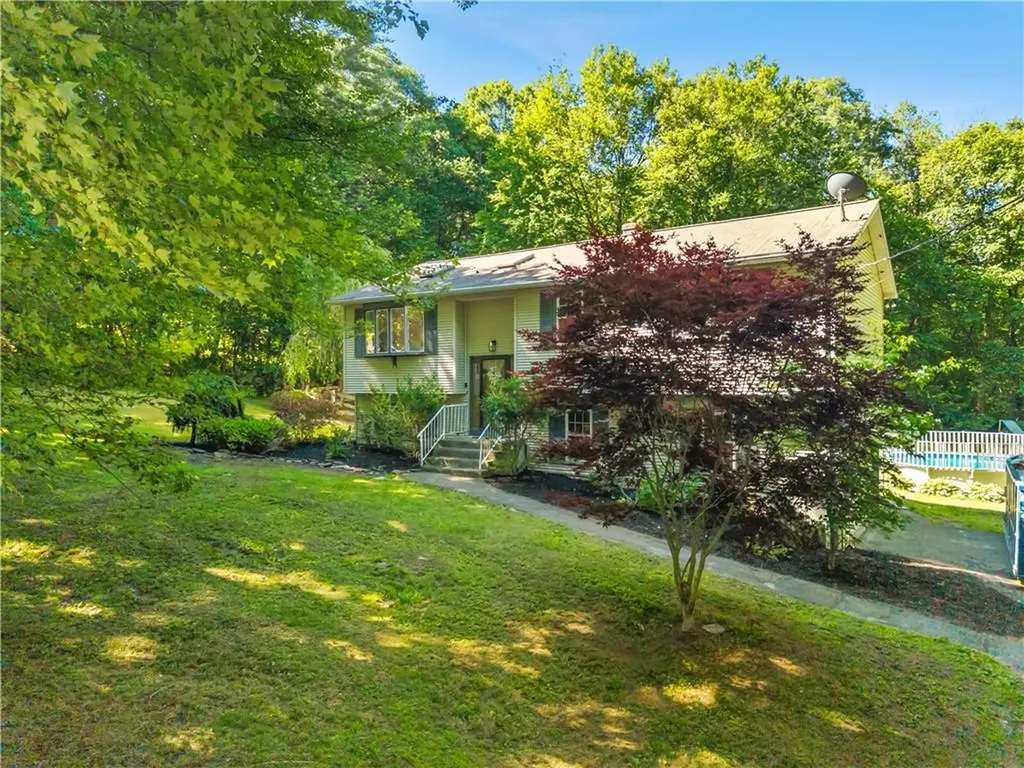 233 Old Oxford Road North Smithfield RI 02896