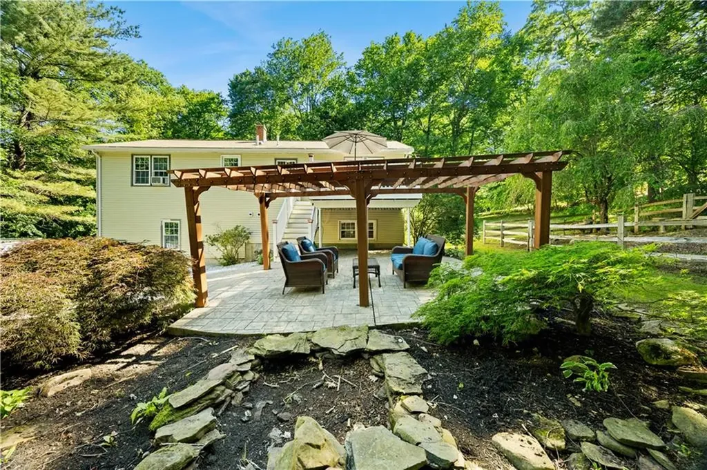 233 Old Oxford Road North Smithfield RI 02896