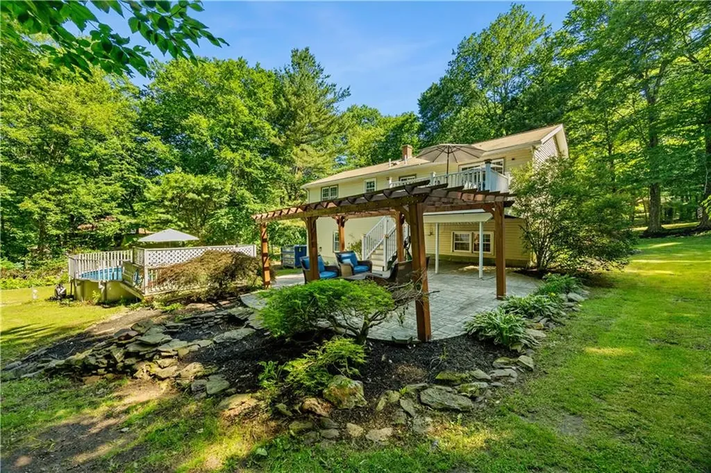 233 Old Oxford Road North Smithfield RI 02896