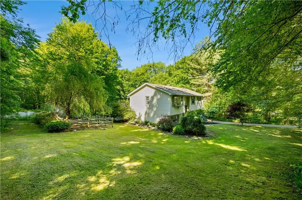 233 Old Oxford Road North Smithfield RI 02896