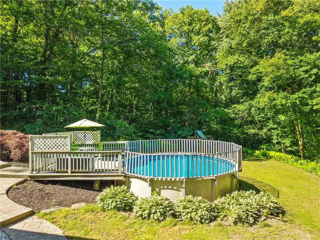 233 Old Oxford Road North Smithfield RI 02896