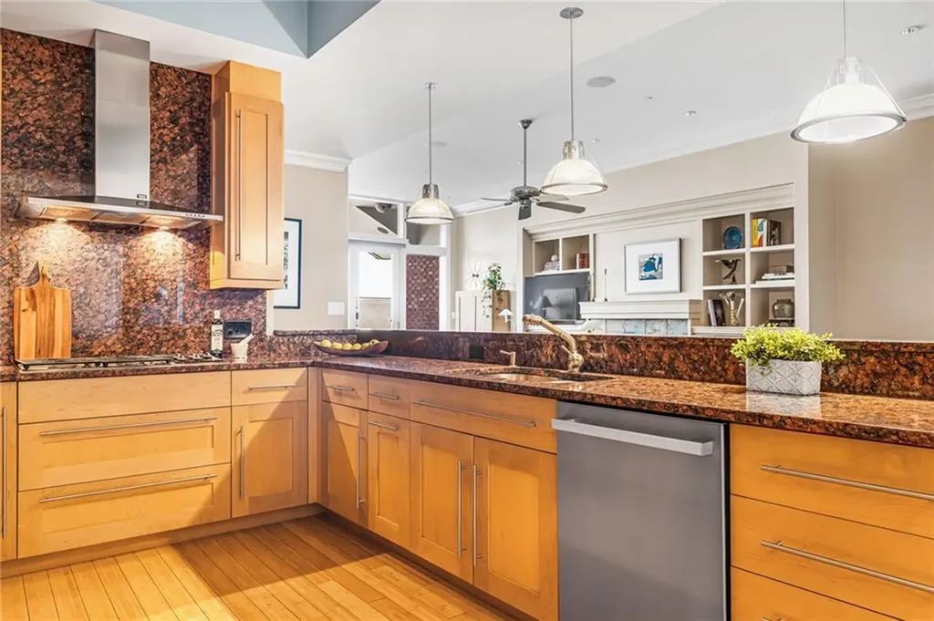 341 Thames Street Bristol RI 02809