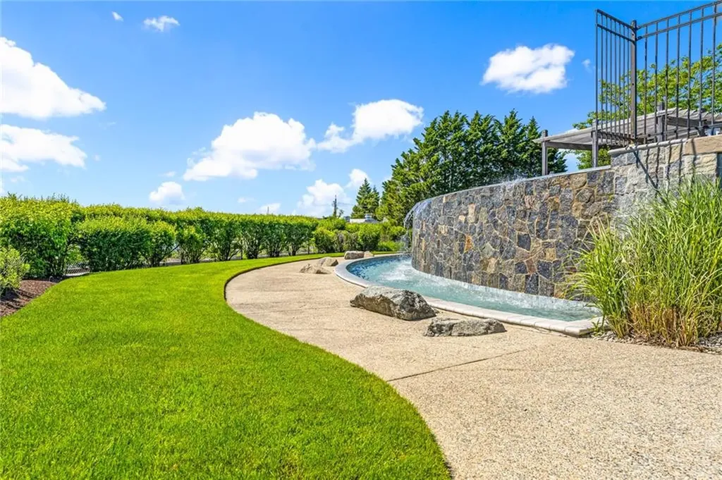 341 Thames Street Bristol RI 02809