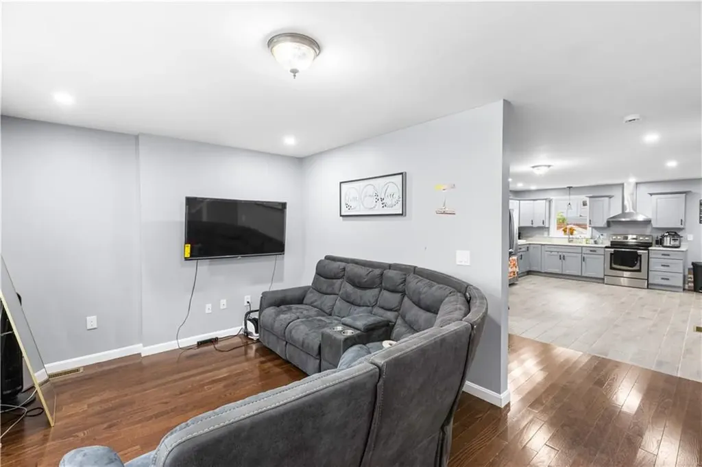 872 Branch Avenue Providence RI 02904