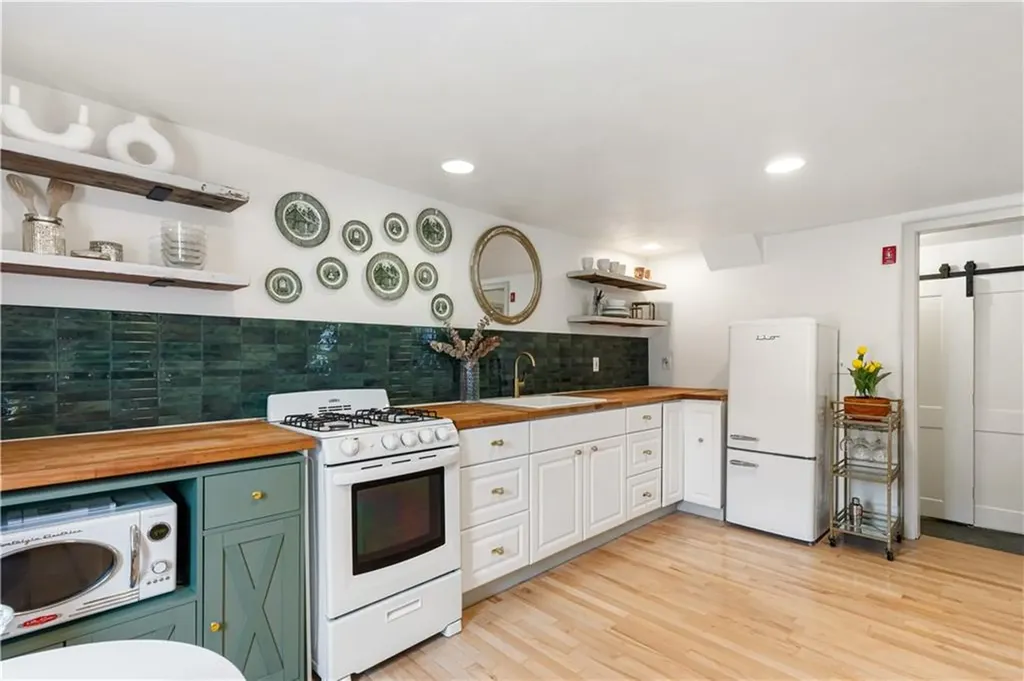 27 Padelford Street Providence RI 02906