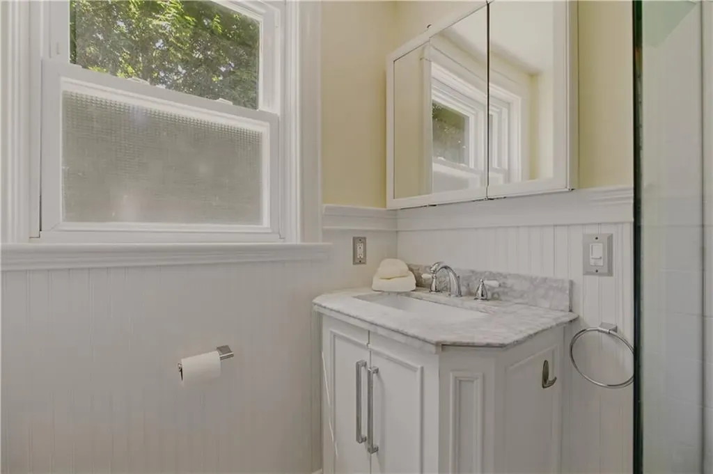 1536 Main Road Tiverton RI 02878