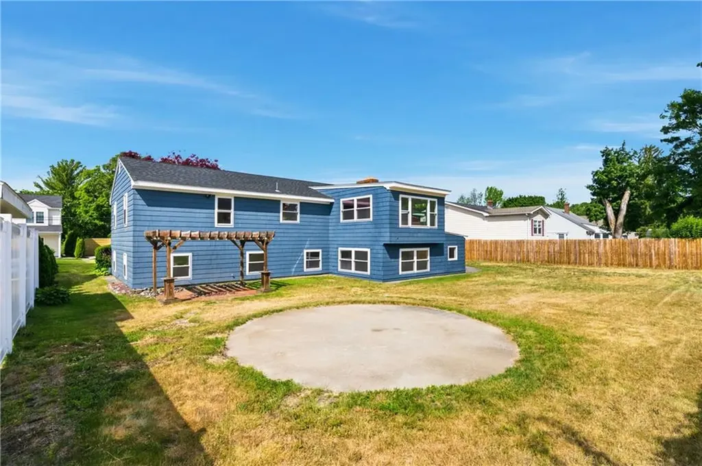 25 Stoneham Street Cranston RI 02920
