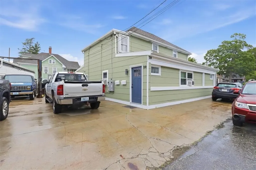 20 Oakton Street Woonsocket RI 02895