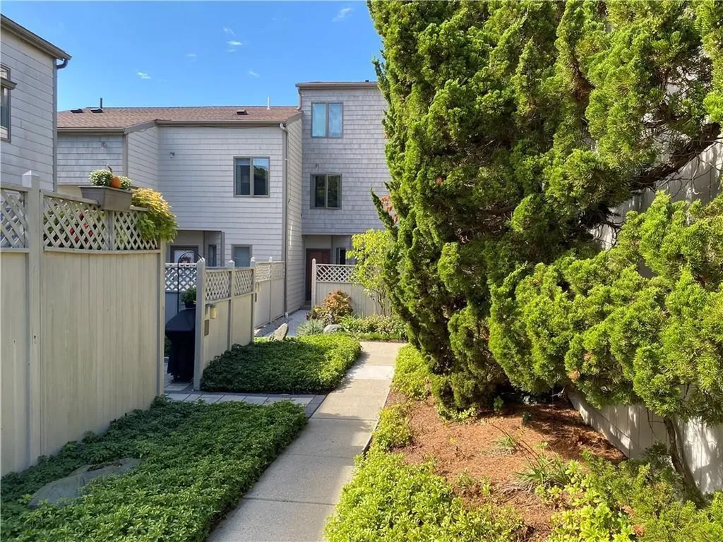 10 Seabreeze Lane Bristol RI 02809