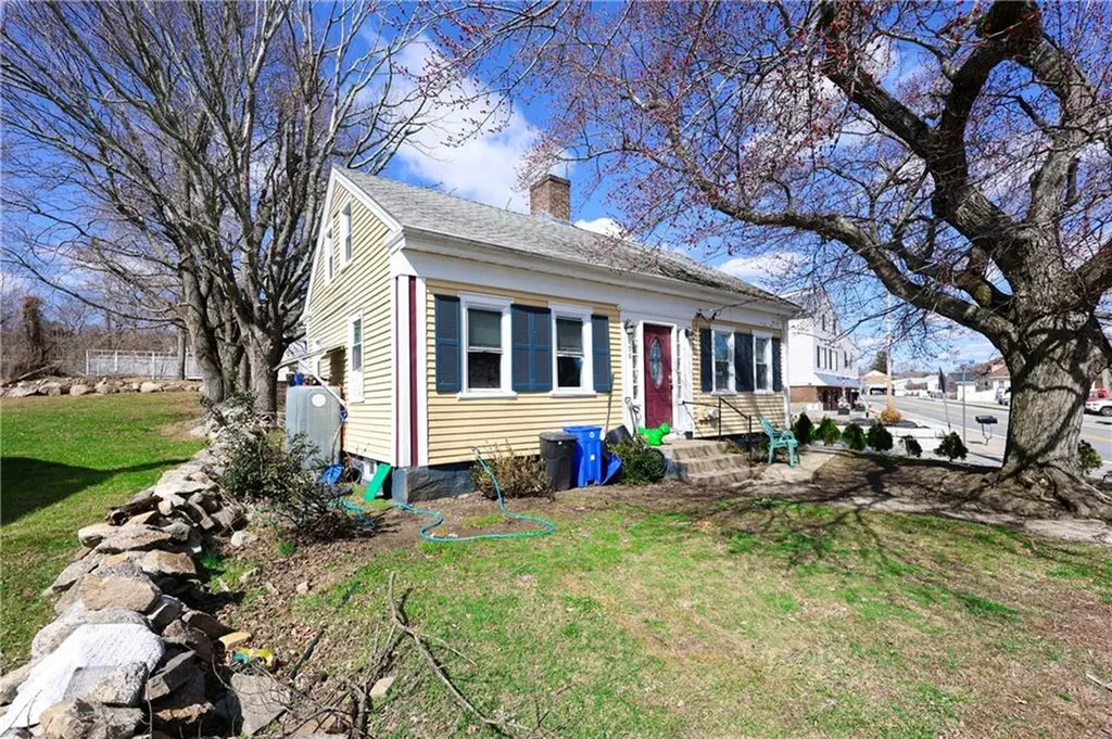 196 Simmonsville Avenue Johnston RI 02919