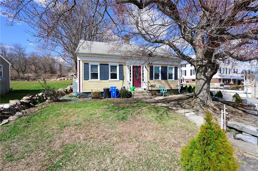 196 Simmonsville Avenue Johnston RI 02919