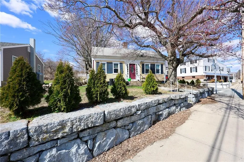 196 Simmonsville Avenue Johnston RI 02919