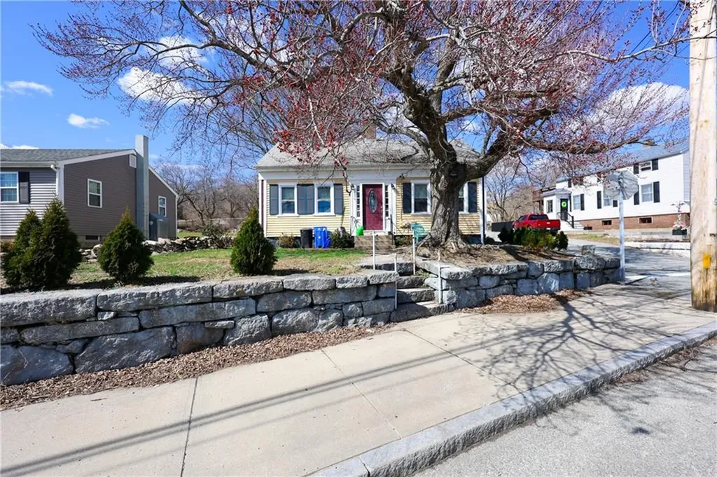 196 Simmonsville Avenue Johnston RI 02919