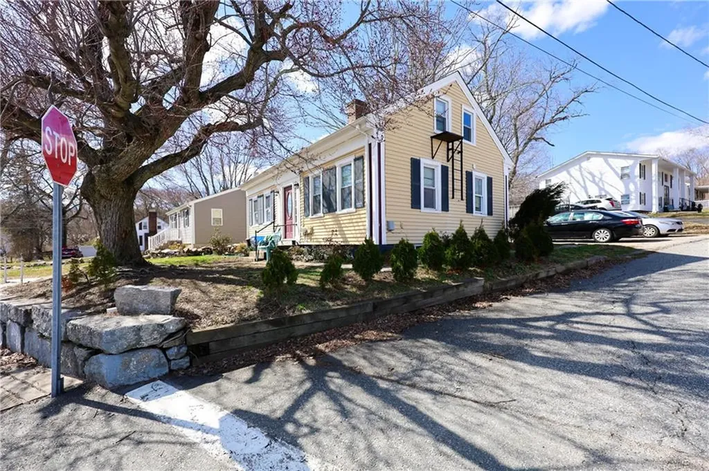 196 Simmonsville Avenue Johnston RI 02919