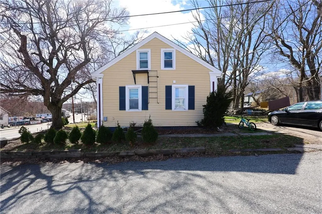 196 Simmonsville Avenue Johnston RI 02919