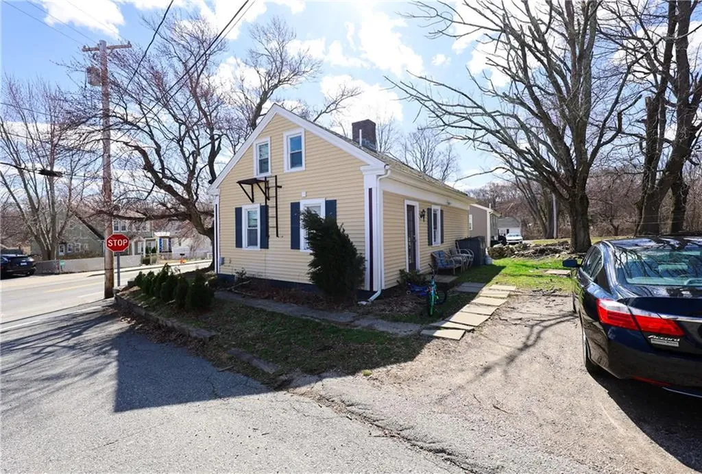 196 Simmonsville Avenue Johnston RI 02919