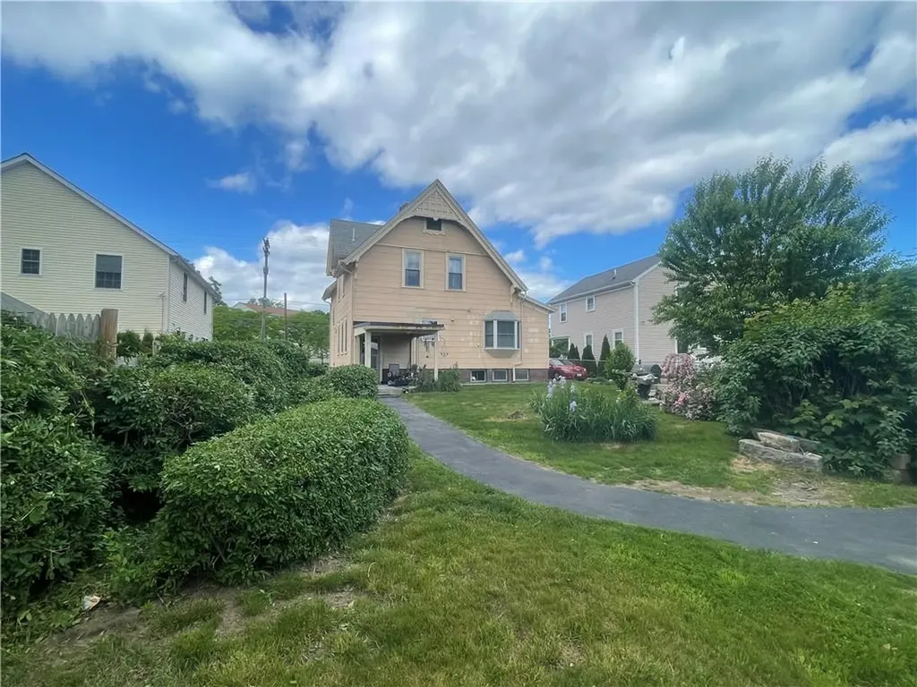82 Jefferson Avenue Pawtucket RI 02860