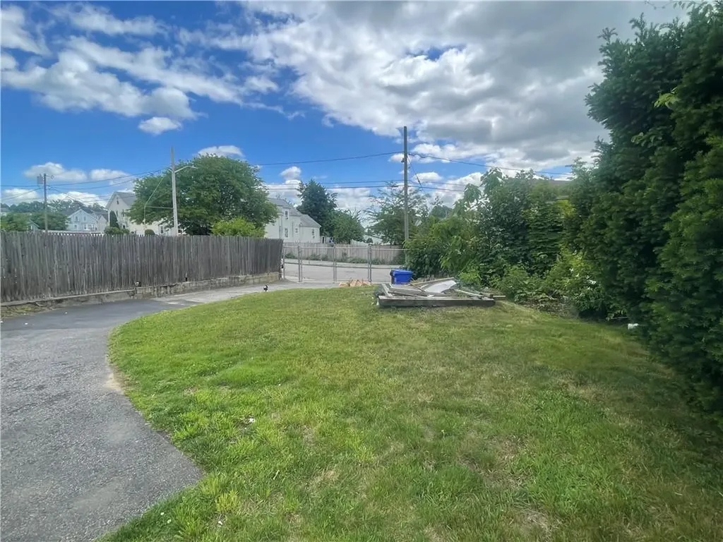 82 Jefferson Avenue Pawtucket RI 02860